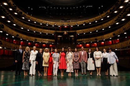 En el último día de la cumbre de la OTAN, la reina Letizia y la esposa del presidente del Gobierno, Begoña Gómez, acudieron al Teatro Real de Madrid con los acompañantes de los mandatarios y posaron para una foto de familia en el escenario del mismo. Al igual que en la cena celebrada la noche anterior en el Museo del Prado, esta vez Jill Biden, la primera dama de EE UU, no ha asistido a la cita.
