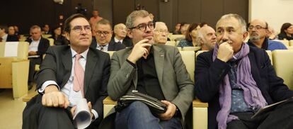 El presidente de la Confederación Española de Organizaciones Empresariales (CEOE), Antonio Garamendi (izquierda) junto al secretario general de Comisiones Obreras (CCOO), Unai Sordo y al secretario general de la Unión General de Trabajadores (UGT), Pepe Álvarez.