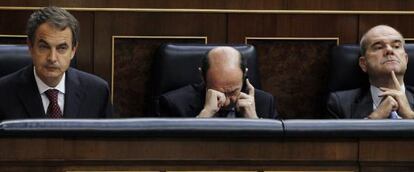 Zapatero, Rubalcaba y Chaves, durante la sesión de control del Congreso.