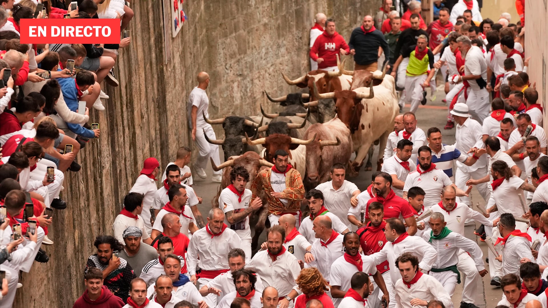Un herido y 13 contusionados en un multitudinario y peligroso quinto encierro de los toros de José Escolar