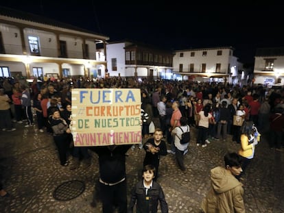 Protestas de los vecinos en la plaza del Ayuntamiento de Valdemoro.