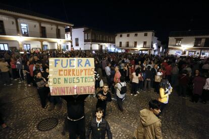 Protestas de los vecinos en la plaza del Ayuntamiento de Valdemoro.