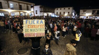 Protestas de los vecinos en la plaza del Ayuntamiento de Valdemoro.