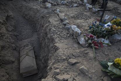 La excavadora deposita tierra sobre la tumba de Vicenta Panduro Panduro en el cementerio de Carabayll. Carabayllo es un distrito ubicado al norte de Lima Metropolitana. Cuenta con una población aproximada de 300.000 habitantes y un alto índice de pobreza monetaria, que llega a alcanzar al 23.1% de la población. Actualmente, Lima Norte se ha convertido en una de las principales zonas de acogida a los migrantes venezolanos.