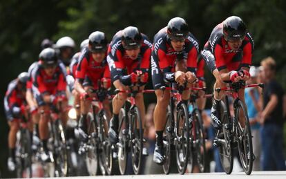 El equipo BMC durante la crono, con Samuel Sánchez al frente.