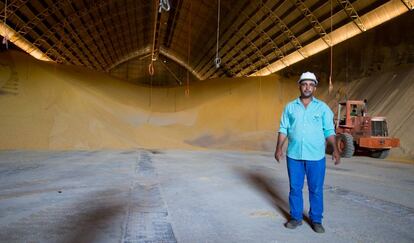 Un empleado en Sinop muestra un enorme depósito de grano, donde la soja y el maíz son almacenados a temperatura y humedad controlada para, paulatinamente, ser transportados por camión y luego exportados.