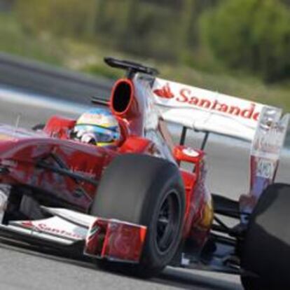 Fernando Alonso rueda el mes pasado en el circuito de Paul Ricart con un Ferrari con la nueva publicidad