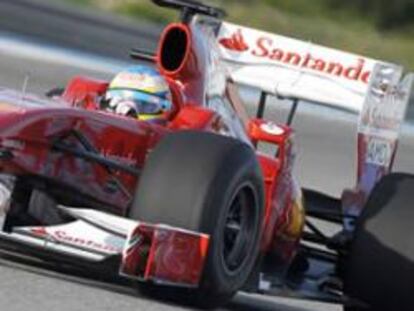 Fernando Alonso rueda el mes pasado en el circuito de Paul Ricart con un Ferrari con la nueva publicidad