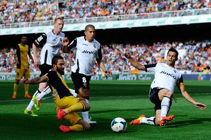 Arda Turan entre Ricardo Costa y Feghouli