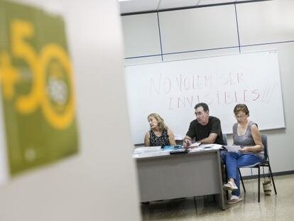 Cristina, Manel y Maria se reunen cada miercoles con los otros miembros de la asociaci&oacute;n de parados mayores de 50 a&ntilde;os de Hospitalet