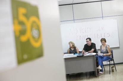 Cristina, Manel y Maria se reunen cada miercoles con los otros miembros de la asociación de parados mayores de 50 años de Hospitalet