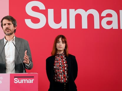 Los portavoces de Sumar Ernest Urtasun y Elizabeth Duval este lunes en rueda de prensa en Madrid.