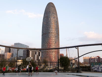 Plaza de las Glòries, con la torre Glòries (antigua torre Agbar) de fondo, que alberga las oficinas de Oracle en Barcelona.