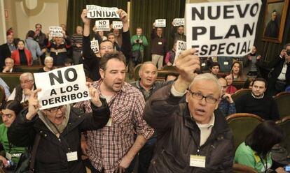 Protesta de vecinos afectados por los derribos durante el pleno del Ayuntamiento de Castell&oacute;n.