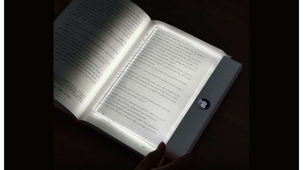 El panel de la luz se puede usar para iluminar por completo la hoja de un libro.