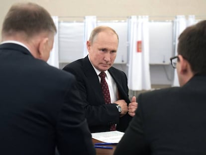 El presidente de Rusia Vladimir Putin, este domingo durante las elecciones locales en Moscú.