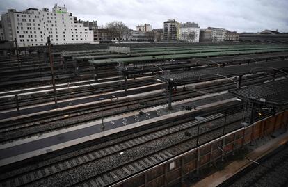 Vista general de los andenes vacíos de la estación de tren Gare de L'Est, en París, durante la jornada de huelga. 
