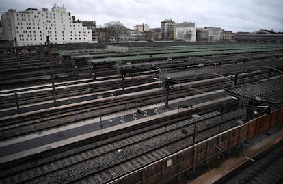 Vista general de los andenes vacíos de la estación de tren Gare de L'Est, en París, durante la jornada de huelga.