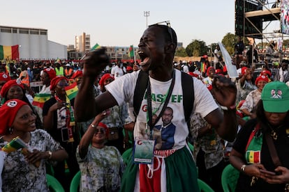 Un partidario del primer ministro de Senegal, Ousmane Sonko, reacciona mientras asiste a una manifestación para la campaña electoral en Dakar, Senegal, el 13 de noviembre de 2024.