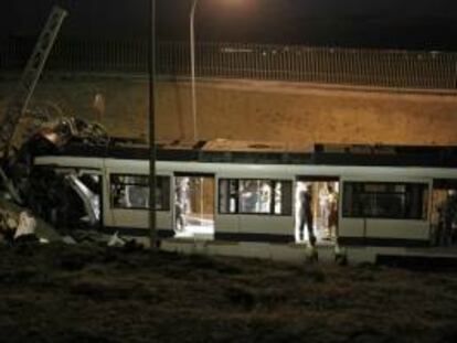 Un hombre de unos 35 años y una mujer joven murieron ayer, 7 de agosto, al chocar un tren de Metrosur con la topera en las cocheras de Loranca, en el límite de los términos madrileños de Fuenlabrada y Móstoles.
