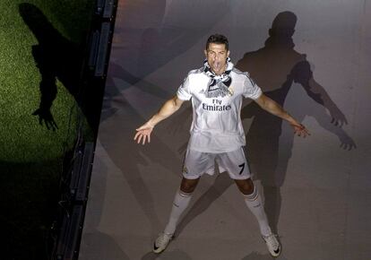 Cristiano Ronaldo hace aparici&oacute;n en el escenario instalado en el estadio Santiago Bernab&eacute;u para celebrar la consecuci&oacute;n de la 10&ordf; Copa de Europa. 