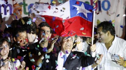 El candidato conservador chileno, Sebastián Piñera, ondea una bandera de Chile para celebrar los resultados, anoche en Santiago