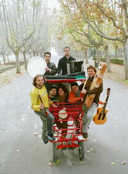 Los integrantes del grupo musical aragonés Biella Nuei.