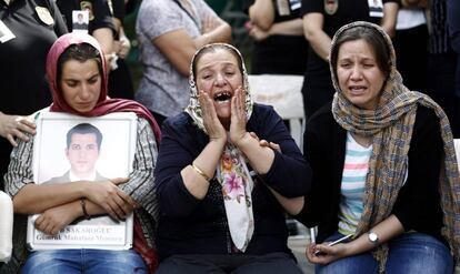 Familiares de una de las v&iacute;ctimas del atentado en el aeropuerto de Atat&uuml;rk.