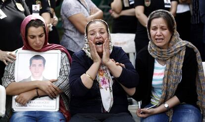 Familiares de una de las víctimas del atentado en el aeropuerto de Atatürk.