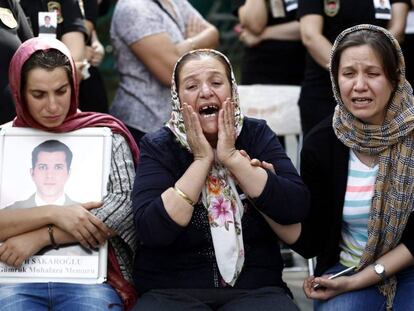 Familiares de una de las v&iacute;ctimas del atentado en el aeropuerto de Atat&uuml;rk.