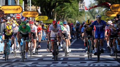 Viviani levanta los brazos al ganar en Nancy.