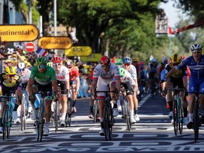 Viviani levanta los brazos al ganar en Nancy.