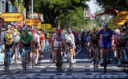 Viviani levanta los brazos al ganar en Nancy.