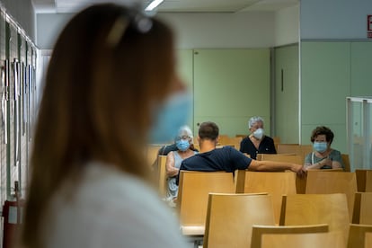 Pacientes en un centro de atención primaria en Barcelona, en 2022.