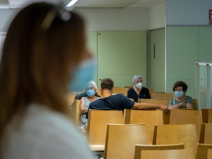 Pacientes en un centro de atención primaria en Barcelona, en 2022.