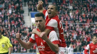 Adam Szalai jugador del Mainz 05 celebra su gol