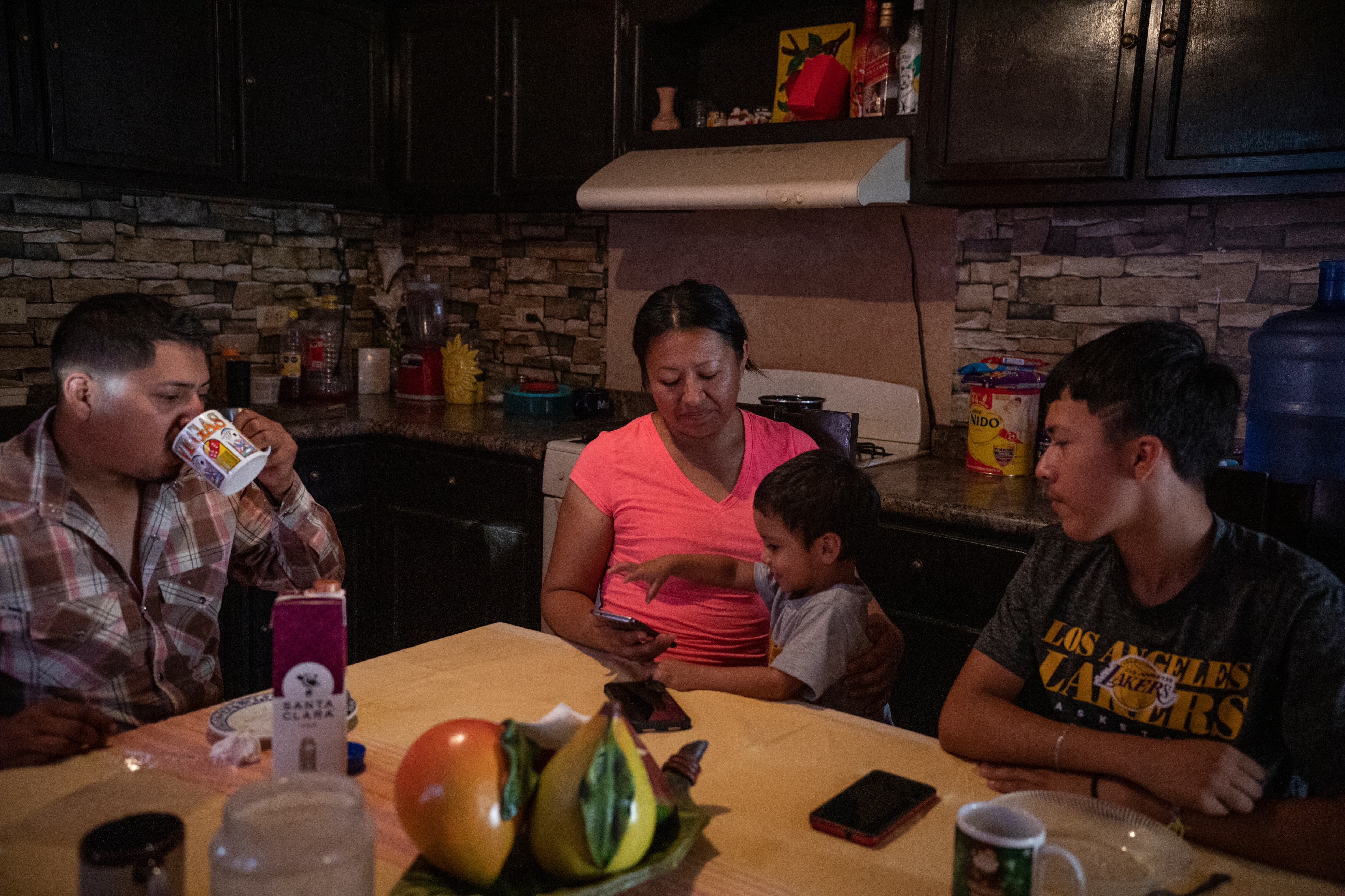 Sergio Martínez desayuna junto a su esposa, Victoria Guajardo, y sus hijos Denver (2 años) y Álex (16), antes de participar en las labores de rescate de la mina de las Conchas.