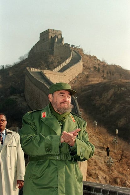 Fidel Castro calienta sus manos ante las bajas temperaturas en la sección Badaling de la Gran Muralla de China, el 1 de diciembre de 1995.