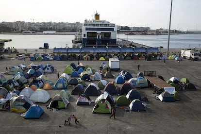 Dedenas de refugiados en el puerto griego del Pireo, este s&aacute;bado. 