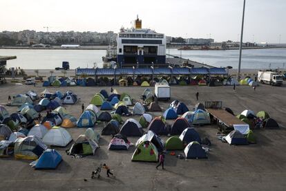 Dedenas de refugiados en el puerto griego del Pireo, este sábado.