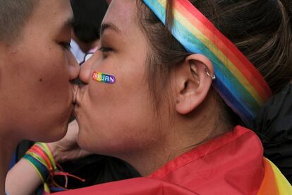 Una pareja se besa a las afueras del Parlamento taiwanés mientras celebra la legalización del matrimonio entre personas del mismo sexo en Taipei (Taiwan), el 17 de mayo de 2019. Taiwán se ha convertido en el primer país asiático en legalizar el matrimonio de parejas del mismo sexo. El paso, una gran victoria para la comunidad LGBTI, llega dos años después de que el Tribunal Constitucional se pronunciara a favor de la aprobación y, simbólicamente, en el Día Internacional contra la Homofobia, Transfobia y Bifobia.