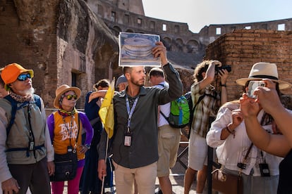 En el fenómeno turismo frenético, el adjetivo es muy apropiado, ya que viene del griego 'phrenetikos' y significa “furioso, rabioso”. En la imagen, un grupo guiado en el Coliseo de Roma.