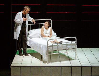 Una escena de la obra 'La madre de Frankenstein', con Blanca Portillo y Pablo Derqui.