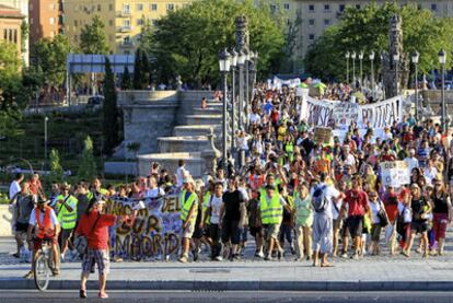 La marcha de indignados que provenía del sur cruzaba ayer el río Manzanares por el puente de Toledo.