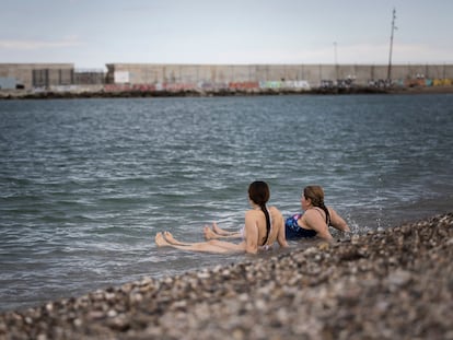 Bañistas en la playa del Forum de Sant Adrià, este miércoles en Barcelona.