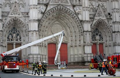 El desastre también ha provocado la consternación del presidente, Emmanuel Macron, que se ha unido en los mensajes de apoyo a Nantes. “Después de Notre Dame, la catedral San Pedro y San Pablo, en el corazón de Nantes, está en llamas. Apoyo a nuestros bomberos que asumen todos los riesgos para salvar esta joya del gótico de la ciudad de los duques”, dijo en un mensaje en Twitter.