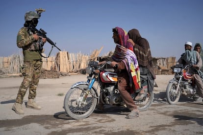 Control talibán a la entrada de la localidad de Zurmat, en la provincia afgana de Paktia, el 1 de octubre. En esta zona, los atentados, los asesinatos, los secuestros, las operaciones militares o el cobro de extorsiones han estado a la orden del día hasta hace escasas semanas. Los muertos se cuentan por cientos en ambos bandos y en casi todas las familias, en un goteo que dura cuatro décadas.