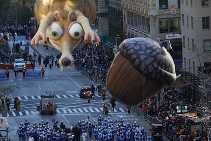 Scrat, la famosa ardilla de Ice Age, persiguiendo su bellota durante el desfile de Acción de Gracias en Nueva York.