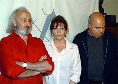 Montxo Armendáriz, Mercedes Sampietro y Agustín Almodóvar (de izquierda a derecha), tras la reunión extraordinaria de la junta directiva de la Academia de Cine.