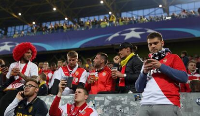 Aficionados del M&oacute;naco en el Signal Iduna Park.